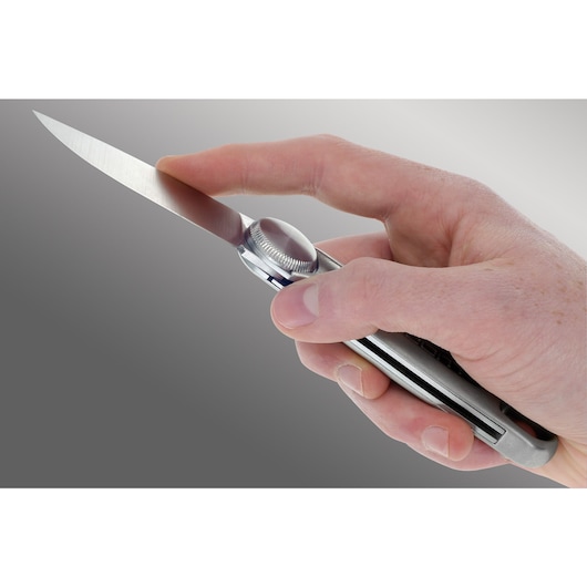 Thumbwheel knife